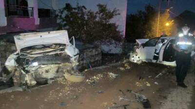 Adıyaman’ın Kahta ilçesinde kontrolden çıkan otomobilin park halindeki araca çarpması