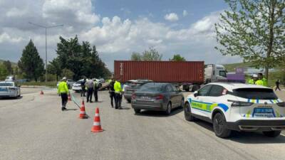 Gaziantep’te otomobilin tıra arkadan çarpması sonucu meydana gelen kazada otomobil