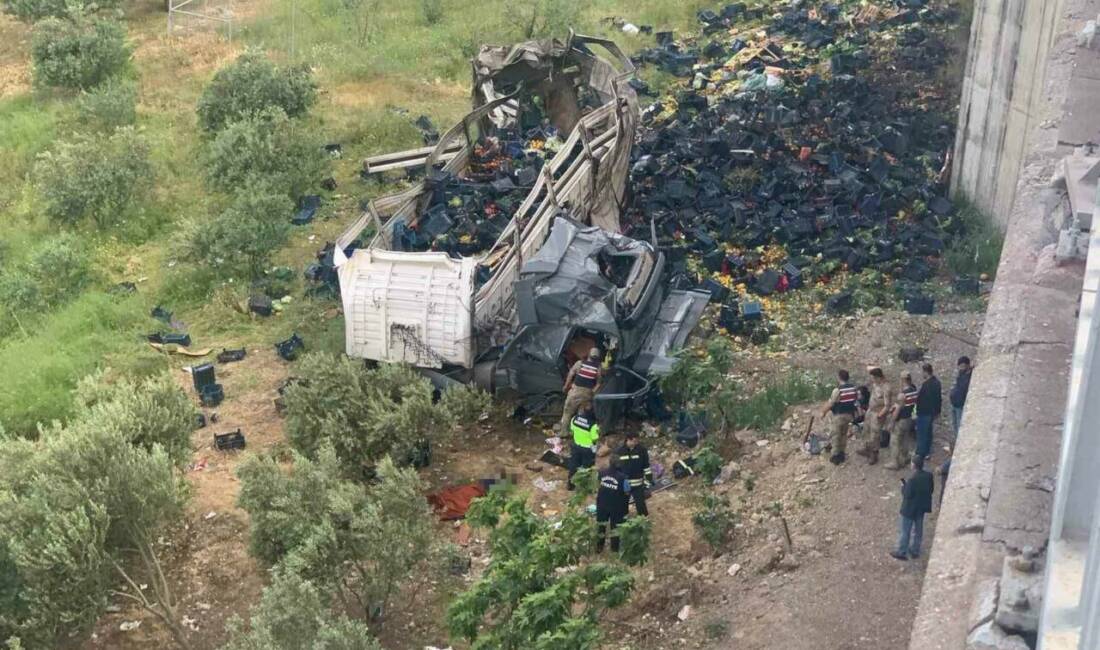 Tarsus-Adana-Gaziantep Otoyolu Nurdağı Başpınar Viyadüğü’nde otomobile arkadan çarpan sebze yüklü