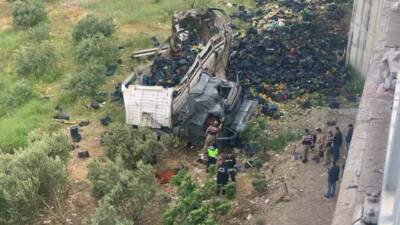 Tarsus-Adana-Gaziantep Otoyolu Nurdağı Başpınar Viyadüğü’nde otomobile arkadan çarpan sebze yüklü