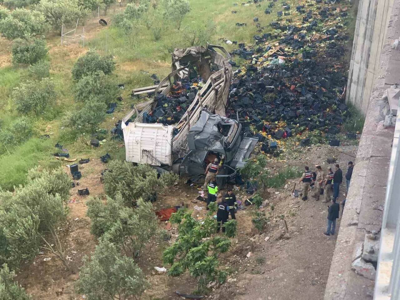 Tarsus-Adana-Gaziantep Otoyolu Nurdağı Başpınar Viyadüğü’nde otomobile arkadan çarpan sebze yüklü