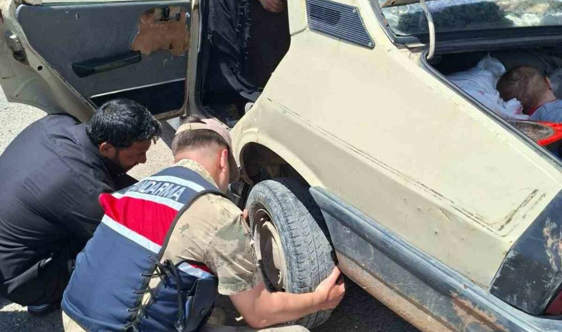 Şanlıurfa’da devriye görevi yapan jandarma ekipleri, lastiğinin patladığını fark ettikleri
