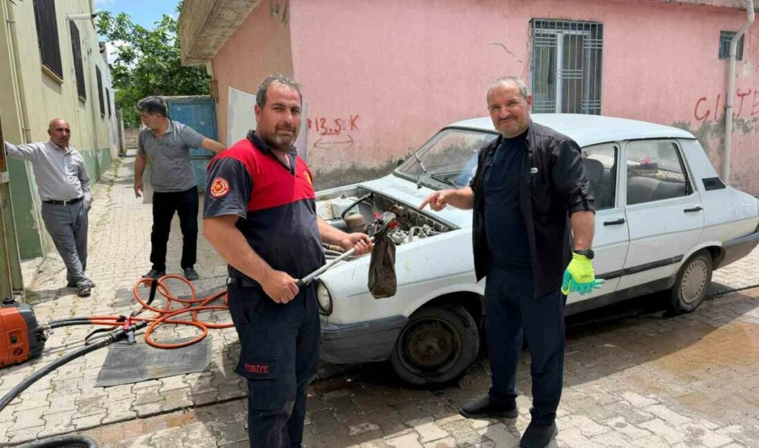 Şanlıurfa’da bir otomobilin motor kısmına giren yılan, itfaiye ekiplerinin uzun