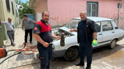 Şanlıurfa’da bir otomobilin motor kısmına giren yılan, itfaiye ekiplerinin uzun