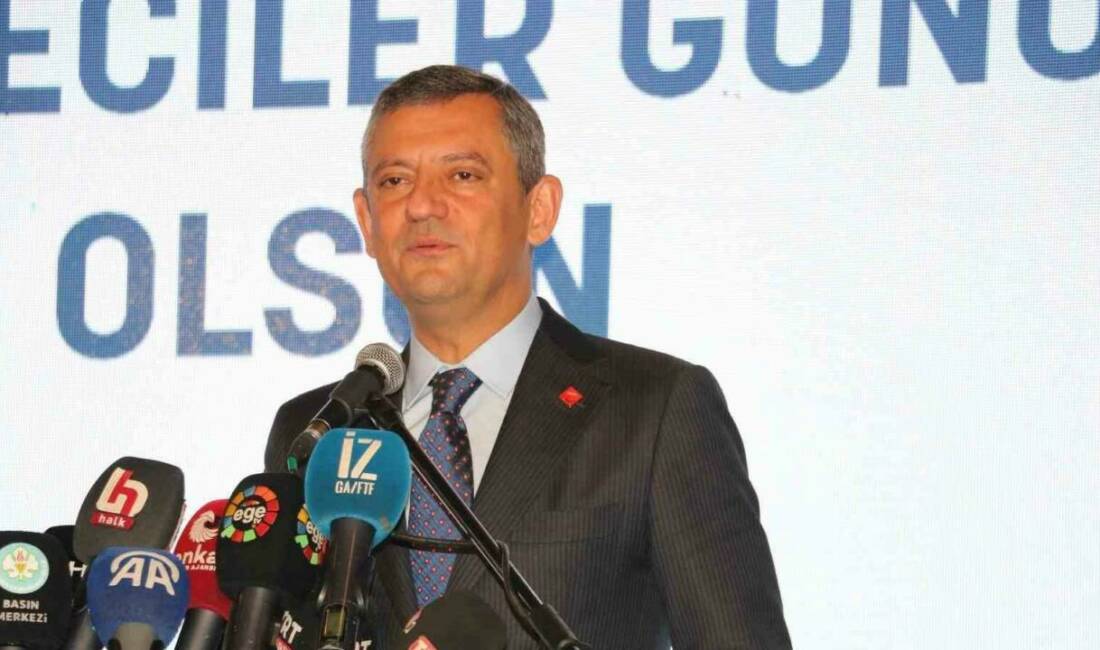 CHP Genel Başkanı Özgür Özel, İzmir Gündoğdu Meydanı’nda düzenlenen mitingde