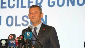 CHP Genel Başkanı Özgür Özel, İzmir Gündoğdu Meydanı’nda düzenlenen mitingde
