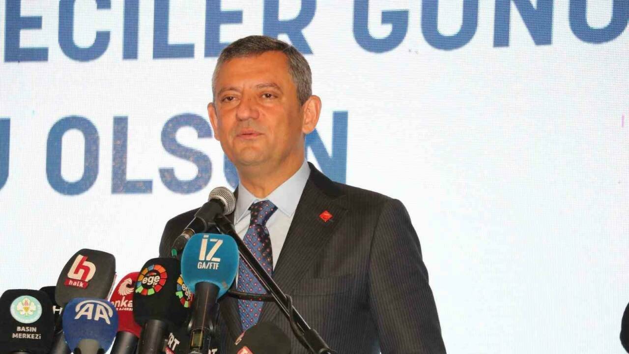 CHP Genel Başkanı Özgür Özel, İzmir Gündoğdu Meydanı’nda düzenlenen mitingde