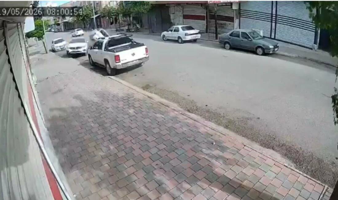 Şanlıurfa’nın Siverek ilçesinde park halindeki araca çarpan otomobil yan yattı.