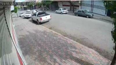 Şanlıurfa’nın Siverek ilçesinde park halindeki araca çarpan otomobil yan yattı.