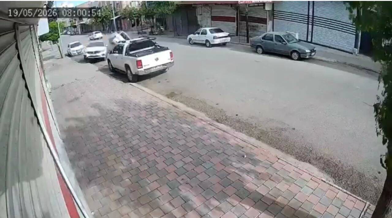 Şanlıurfa’nın Siverek ilçesinde park halindeki araca çarpan otomobil yan yattı.