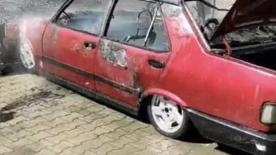 Batman’da park halindeyken yanan Tofaş marka otomobil, itfaiye ekiplerince söndürüldü.