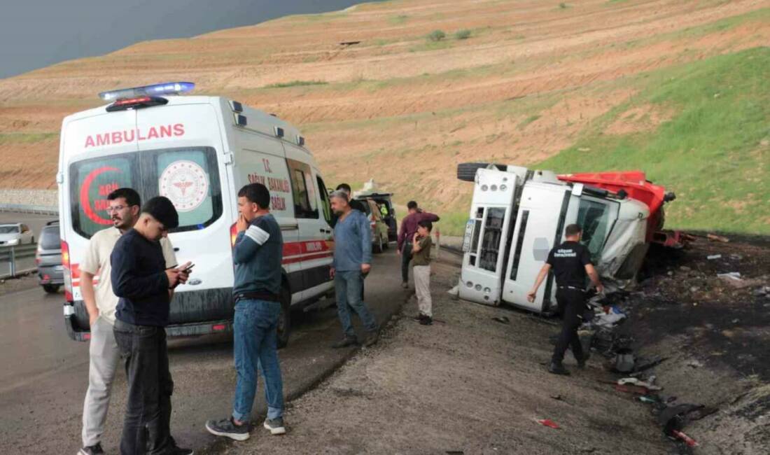 Cizre'de freni boşalan araçların neden olduğu kazalar sonrası vatandaşlar yolu