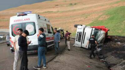 Cizre'de freni boşalan araçların neden olduğu kazalar sonrası vatandaşlar yolu