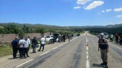 Kilis'te bir pikap ve otomobilin çarpışması sonucu 9 kişi yaralandı.