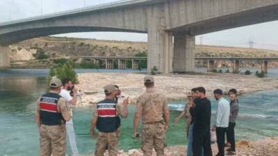Adıyaman’da Fırat Köprüsü altında piknik yapan 8 kişi, nehir sularının