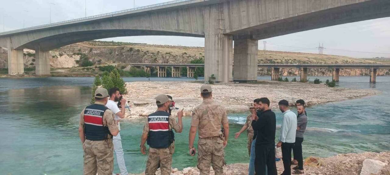 Adıyaman’da Fırat Köprüsü altında piknik yapan 8 kişi, nehir sularının