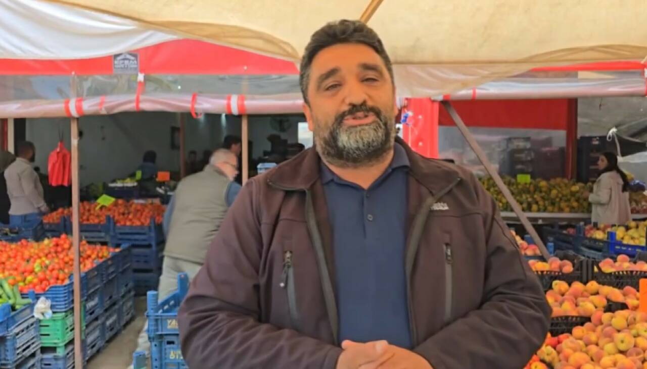 Gaziantep’in İslahiye ilçesinde faaliyet gösteren manav Mehmet Karahan, piyasadaki yüksek