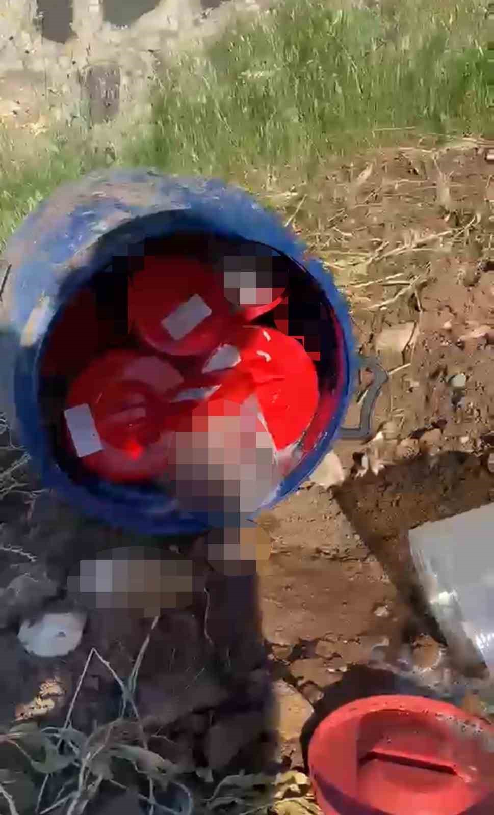 Şanlıurfa’da mezarlıkta bir bidonun içerisindeki plastik kutularda 21 cenin bulundu.