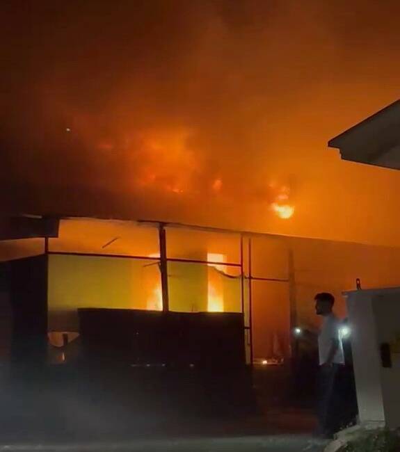 Adıyaman Merkez Vartana Bölgesi'nde bir prefabrik evde çıkan yangın, itfaiye