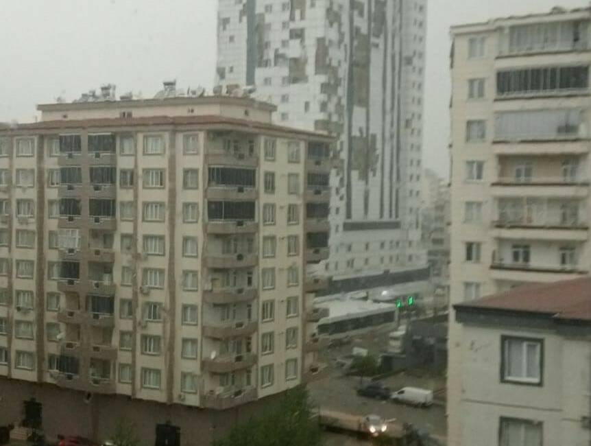 Gaziantep'te aniden başlayan sağanak yağış ve fırtına, hayatı olumsuz etkileyerek