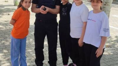 Adıyaman’da okul bahçesindeki bir ağaçtan düşen saksağan yavrusu için itfaiye