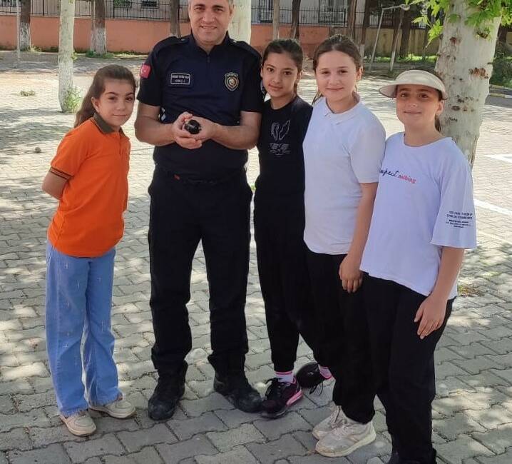 Adıyaman’da okul bahçesindeki bir ağaçtan düşen saksağan yavrusu için itfaiye