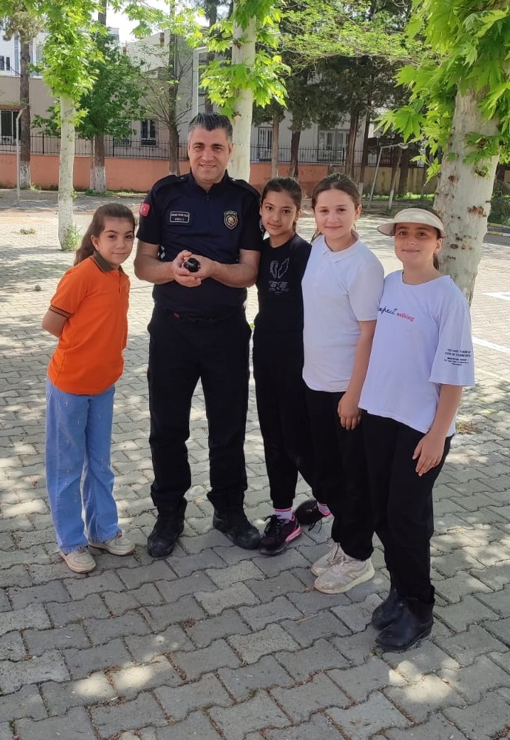 Adıyaman’da okul bahçesindeki bir ağaçtan düşen saksağan yavrusu için itfaiye