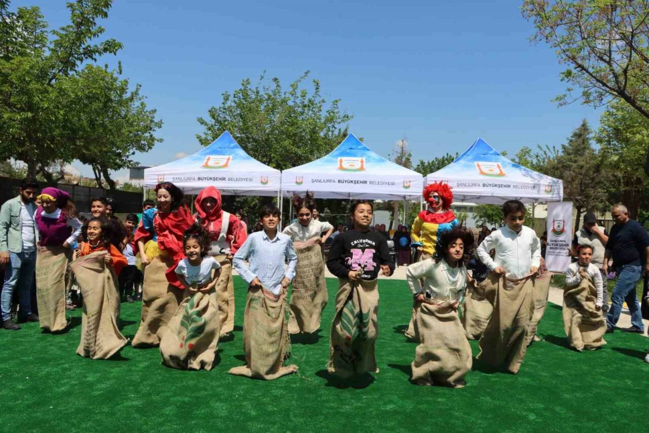 Şanlıurfa Büyükşehir Belediyesi tarafından düzenlenen çocuk şenliği, renkli görüntülere sahne