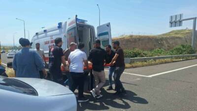 Şanlıurfa’nın Birecik ilçesinde iki otomobilin çarpışması sonucu meydana gelen kazada