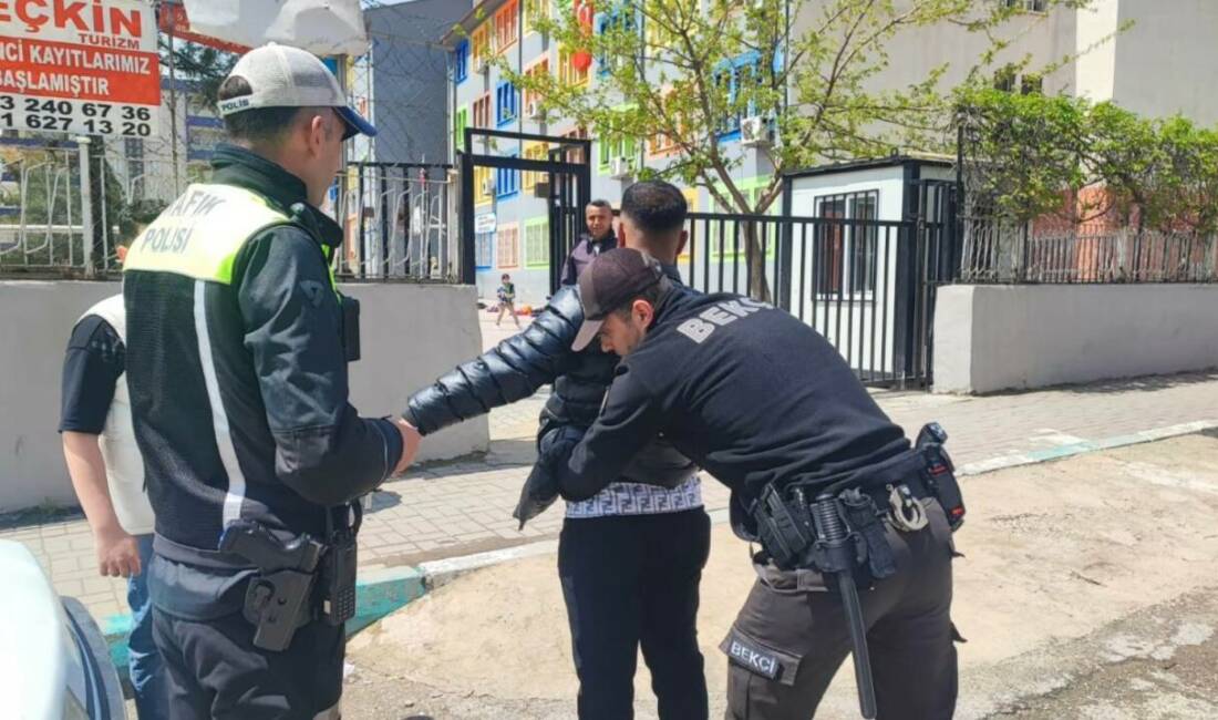 Şanlıurfa’da polis ekiplerince okul önlerinde yapılan denetimlerde, aranan 2 şahıs