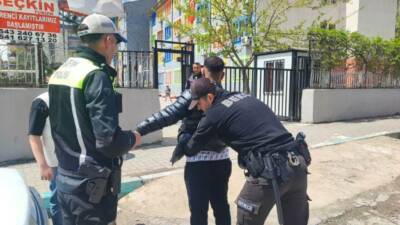 Şanlıurfa’da polis ekiplerince okul önlerinde yapılan denetimlerde, aranan 2 şahıs