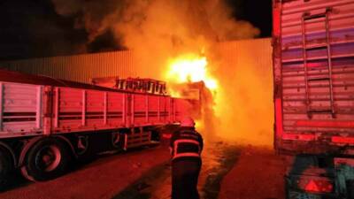 Şanlıurfa’da bir tır garajında çıkan yangın, itfaiye ekiplerinin hızlı müdahalesiyle