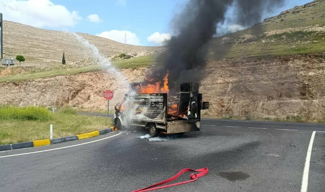 Diyarbakır-Mardin kara yolunda seyir halindeki ev eşyası taşıyan bir kamyonet