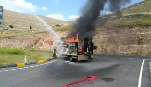 Diyarbakır-Mardin kara yolunda seyir halindeki ev eşyası taşıyan bir kamyonet