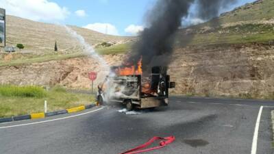 Diyarbakır-Mardin kara yolunda seyir halindeki ev eşyası taşıyan bir kamyonet