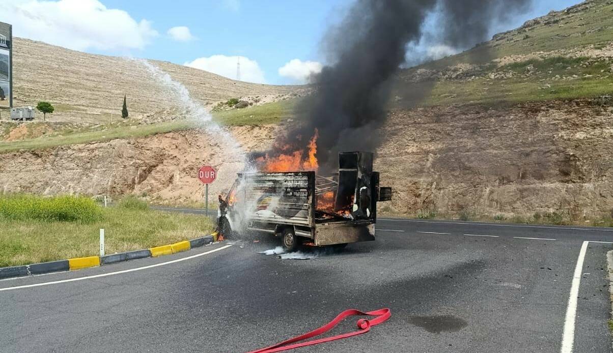 Diyarbakır-Mardin kara yolunda seyir halindeki ev eşyası taşıyan bir kamyonet