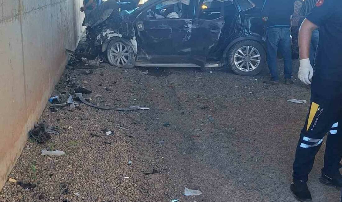 Diyarbakır’ın Çınar ilçesinde seyir halindeki otomobilin alt geçitte duvara çarpması