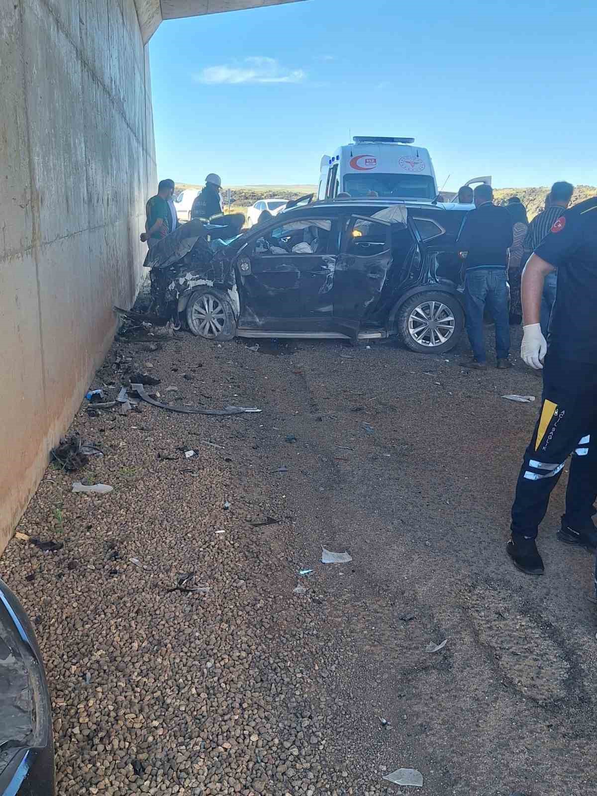 Diyarbakır’ın Çınar ilçesinde seyir halindeki otomobilin alt geçitte duvara çarpması