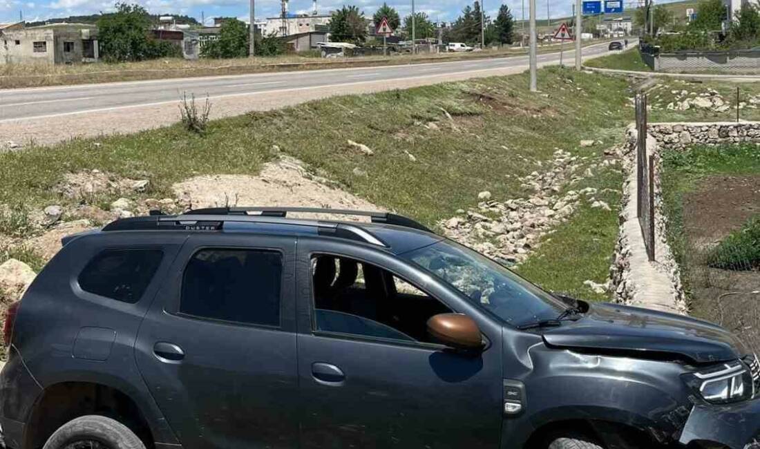 Siirt’in Kurtalan ilçesinde virajda meydana gelen kazada yoldan çıkan otomobildeki