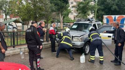 Siirt’te park halindeki pikap, yanarak kullanılmaz hale geldi.