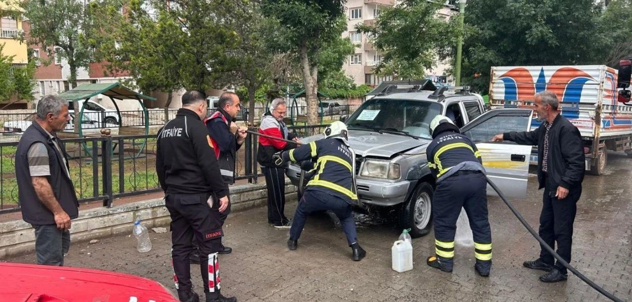 Siirt’te park halindeki pikap, yanarak kullanılmaz hale geldi.