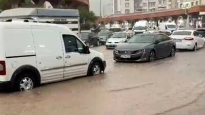 Siirt’in Baykan ilçesine bağlı Veysel Karani Beldesi’nde etkili olan sağanakla