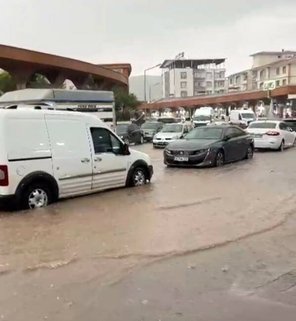 Siirt’in Baykan ilçesine bağlı Veysel Karani Beldesi’nde etkili olan sağanakla