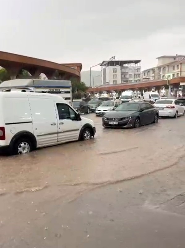Siirt’in Baykan ilçesine bağlı Veysel Karani Beldesi’nde etkili olan sağanakla