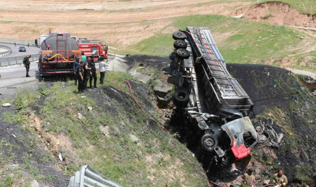 Şırnak’ın Cizre ilçesinde devrilen tırda sıkışan sürücü, yanarak hayatını kaybetti.