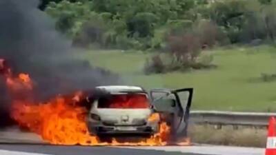 TAG Otoyolu'nda seyir halindeki bir otomobilde çıkan yangın, sürücüsü ve