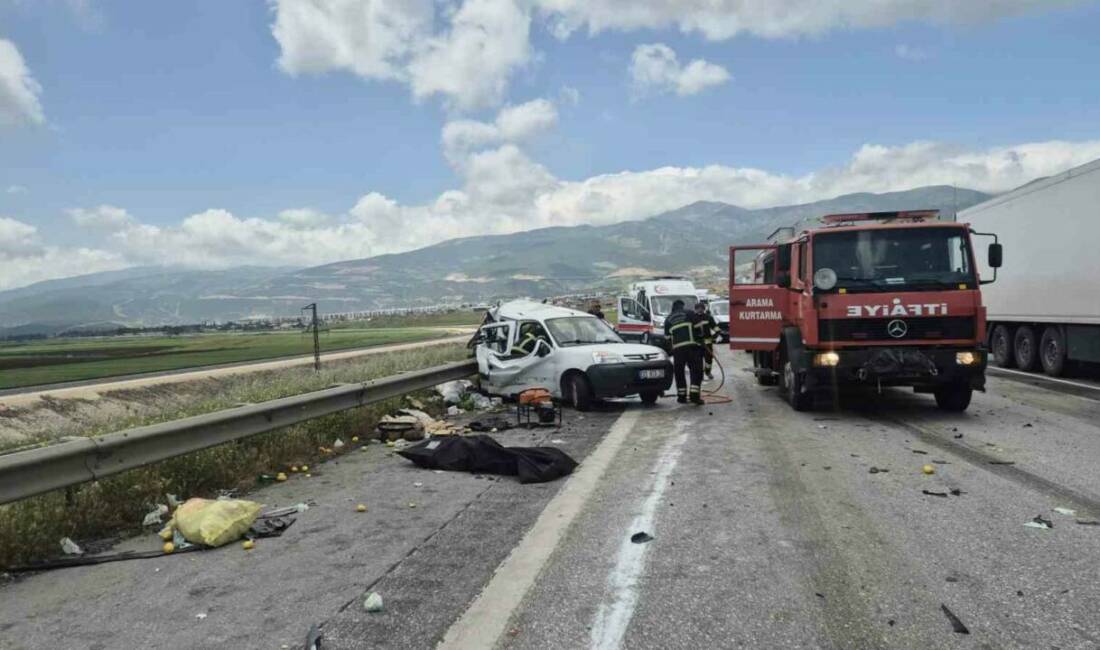 Tarsus-Adana-Gaziantep (TAG) Otoyolu Nurdağı kesiminde bir tırın önünde seyir halinde