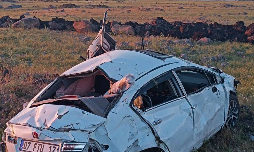 Şanlıurfa’nın Siverek ilçesinde meydana gelen trafik kazasında, takla atan otomobilde