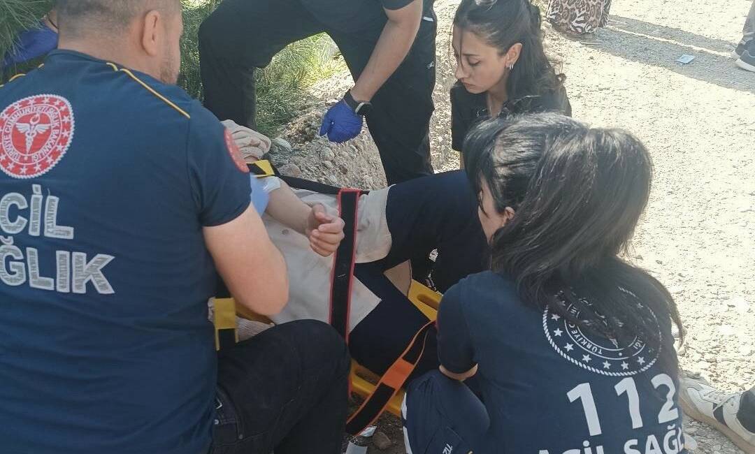 Adıyaman’da, kontrolden çıkan otomobilin takla atması sonucu 2 kişi yaralandı.