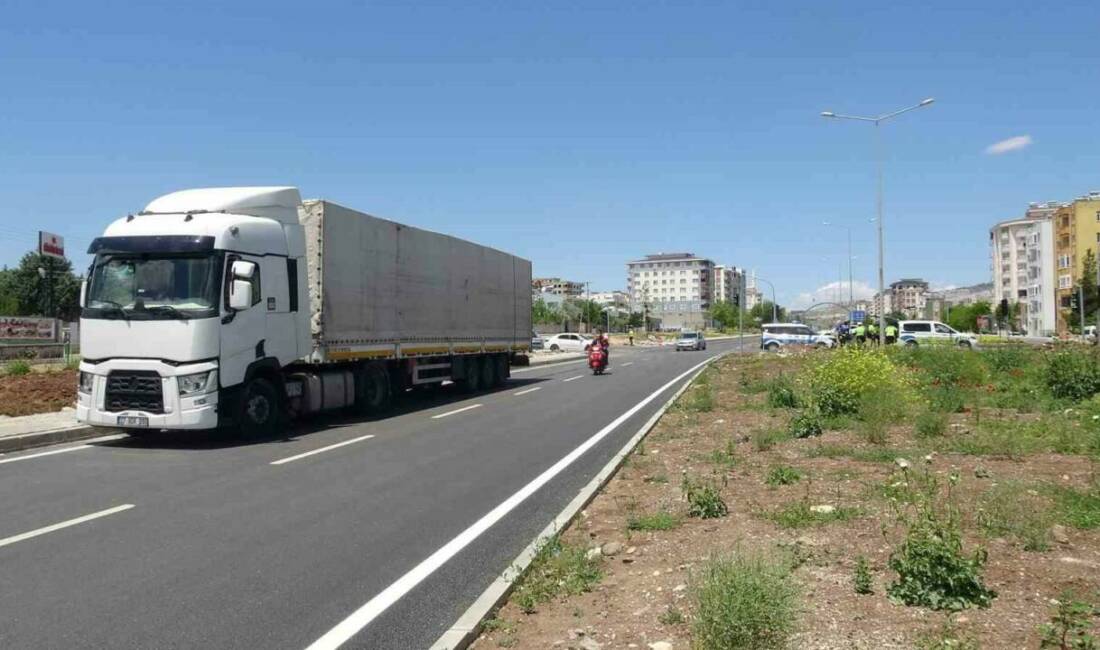 Kilis'te tır ile motosikletin çarpışması sonucu 2 kişi ağır yaralandı.
